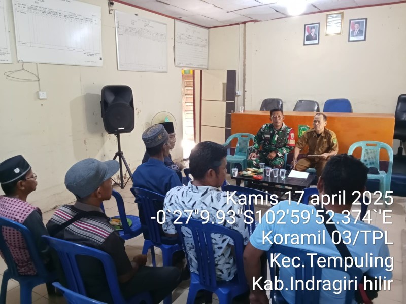 Babinsa Koramil 03/Tempuling Jalin Silaturahmi dengan Staf Kelurahan dan Warga Masyarakat, Wujudkan Sinergi Pembangunan