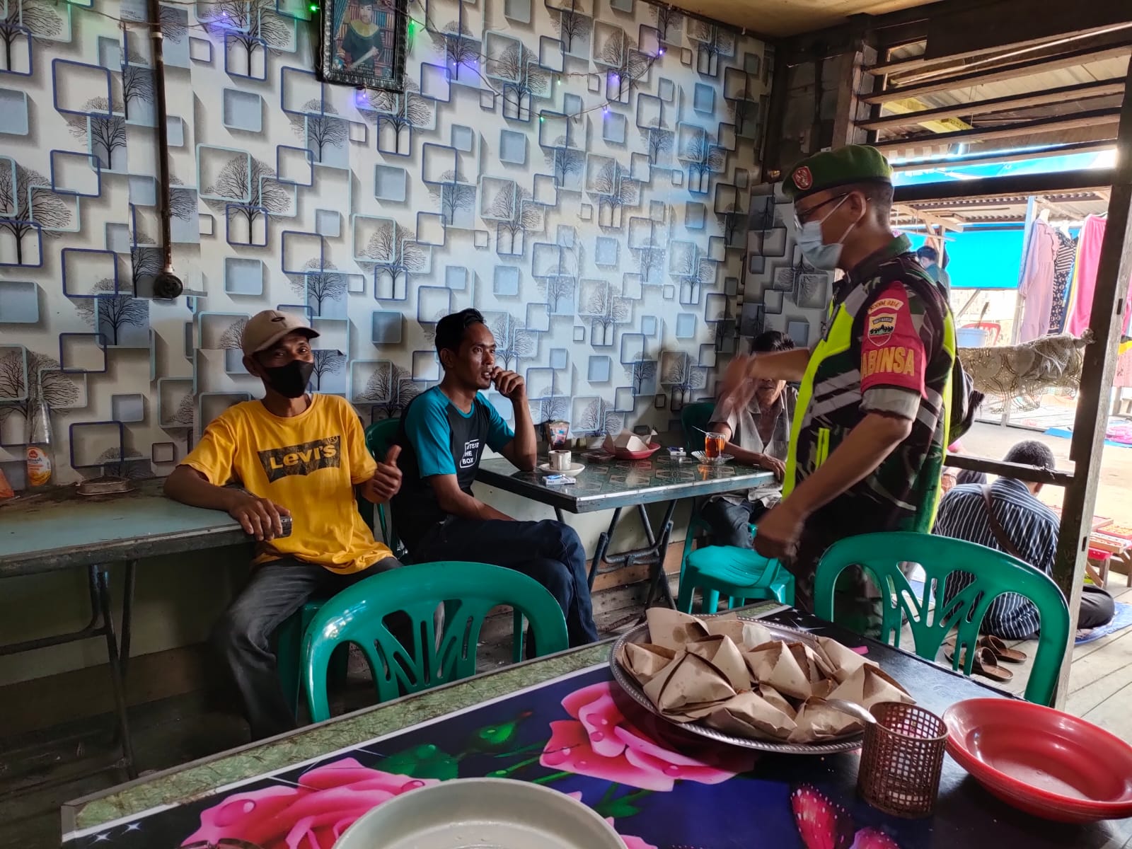 Babinsa Koramil 04/Kuindra Tegakkan Disiplin Prokes di Warung Jalan Pendidikan Pendidikan