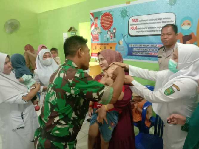 Danramil 09/Kemuning Lakukan Program Polio Di Beberapa Desa Binaan