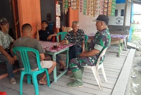 Demi Jaga Ketertiban Lingkungan, Babinsa 05/Gas Serma Tota Simbolon Lakukan Komunikasi Sosial Bersama Masyarakat