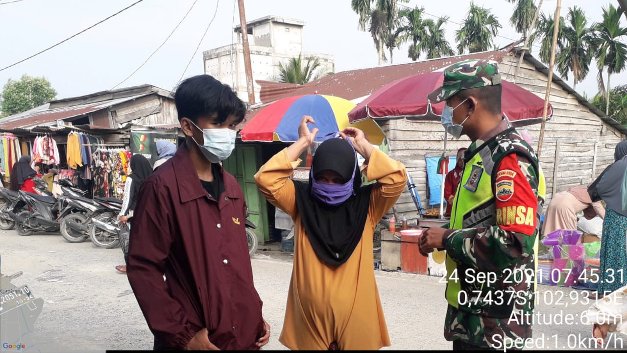 Babinsa Jajaran Koramil 09/Kemunimg Laksanakan Pendisiplinan Prokes di Pasar Kotabaru Seberida