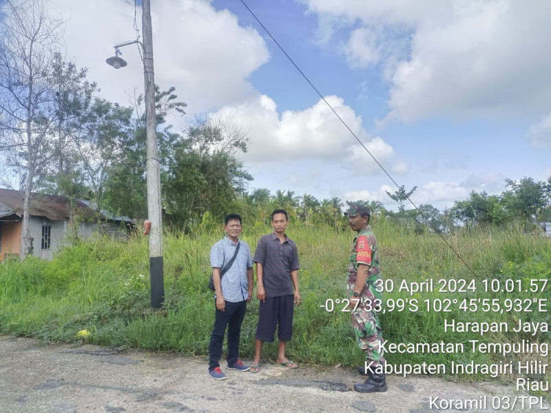 Sambil Patroli Keliling Desa, Babinsa Koramil 03/Tpl Komsos Dengan Warga Binaan