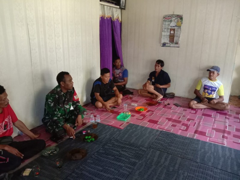 Meningkatkan Hubungan dengan Masyarakat: Babinsa Sertu Ramli Rutin Komsos