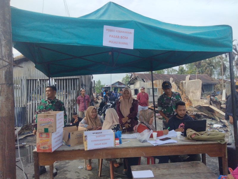 Babinsa Koramil 07/Reteh Bantu dan Data Korban Kebakaran di Pasar Bom Pulau Kijang
