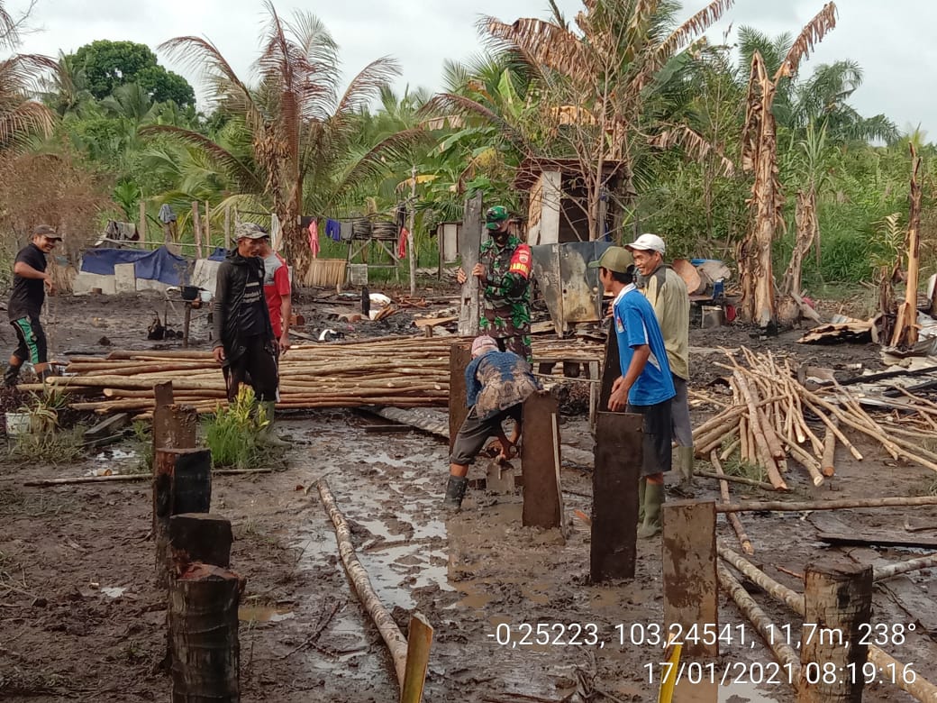 Bantu Perbaikan Rumah yang Terbakar di Sungai Piring, Babinsa dan Warga Himpun Dana Swadaya