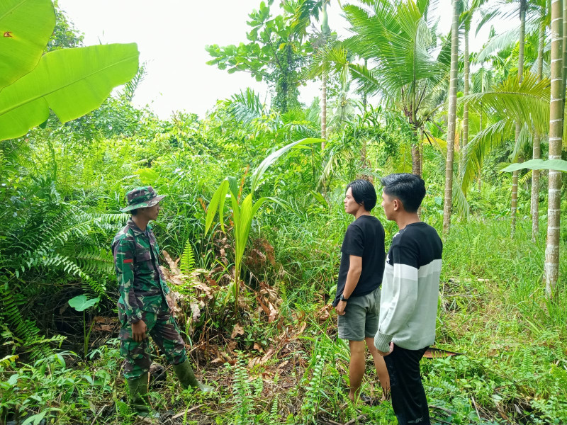 Terkait Karhutla, Babinsa Koramil 07/Reteh Giat Patroli Guna Cegah Kebakaran di Binaan