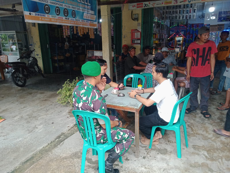 Babinsa Koramil 07/Reteh Perkuat Silaturahmi dengan Masyarakat Melalui Komsos