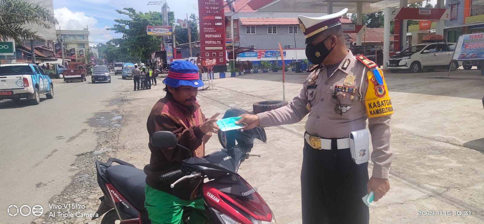 Hari Pertama Operasi Zebra Lipu 2021, Polres Toraja Utara Turut Edukasi Protkes dan Bagikan Masker