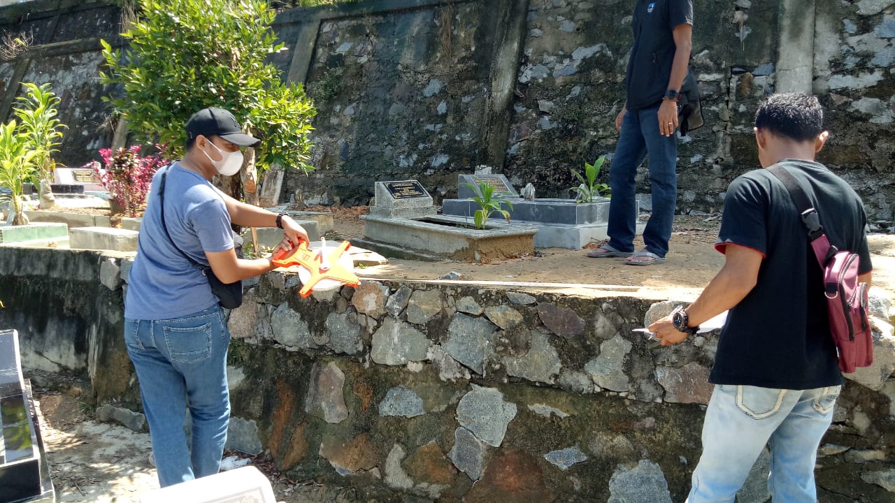 Perkim Bintan Melakukan Pengukuran Makam yang Ambruk  Perkim Bintan Melakukan Pengukuran Makam yang Ambruk