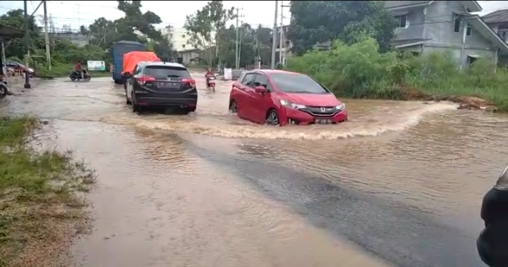 Akibat Tingginya Curah Hujan, Beberapa Ruas Jalan di Tanjung Uban Terendam Banjir