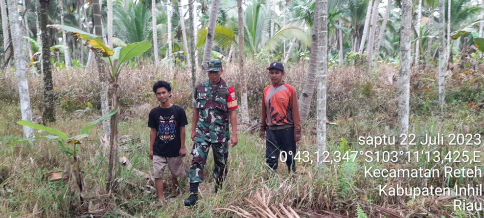 Babinsa Koramil 07/Reteh Selalu Patroli dan Sosialisasi Karhutla di Binaan