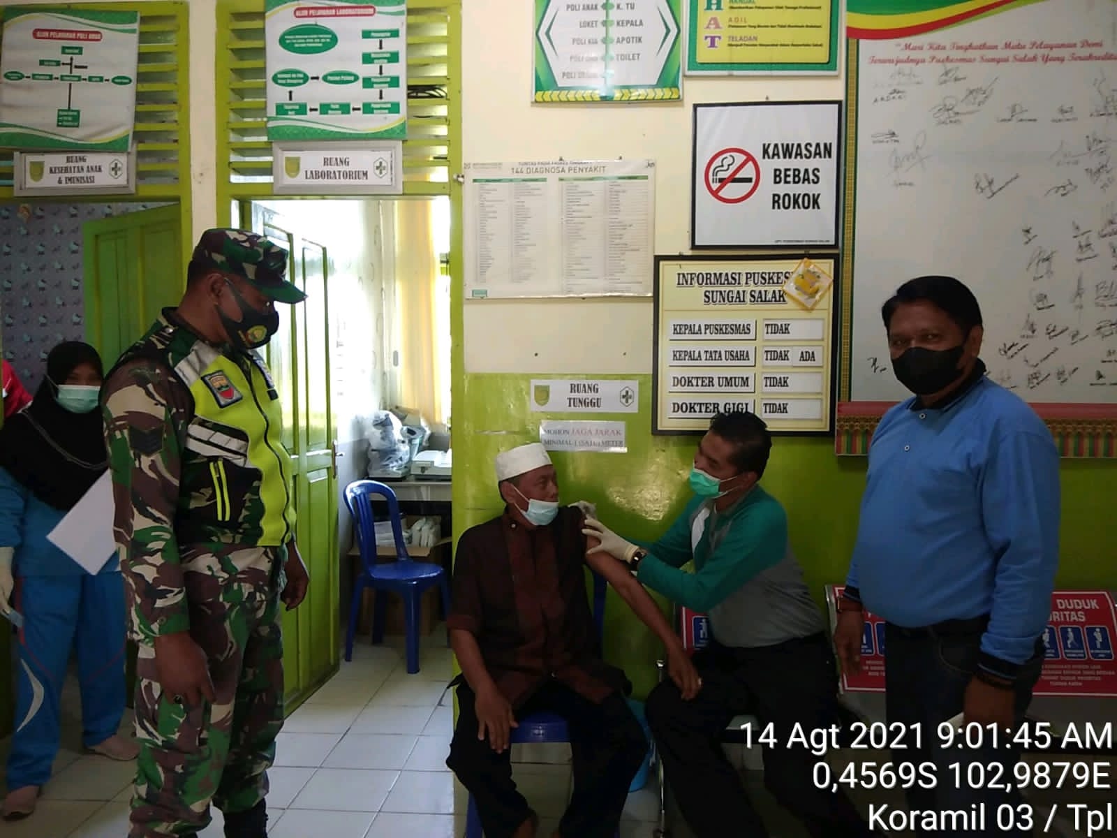 Babinsa Koramil 03/Tempuling Dampingi Pelaksanaan Penyuntikan Vaksin Dosis 2 di Puskesmas 