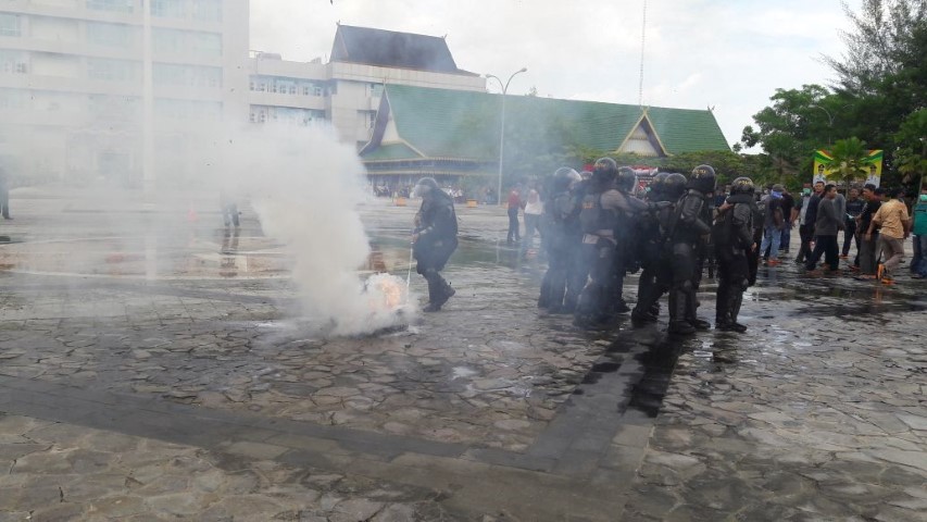 Kantor Bupati Inhil Diserbu Masyarakat, ini yang Terjadi 