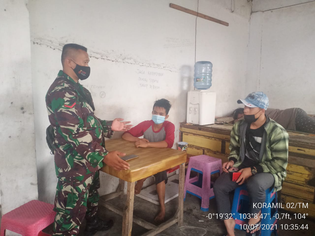 Babinsa 02/Tanah Merah Rutin Imbau Warga Pakai Masker di Rantau Panjang