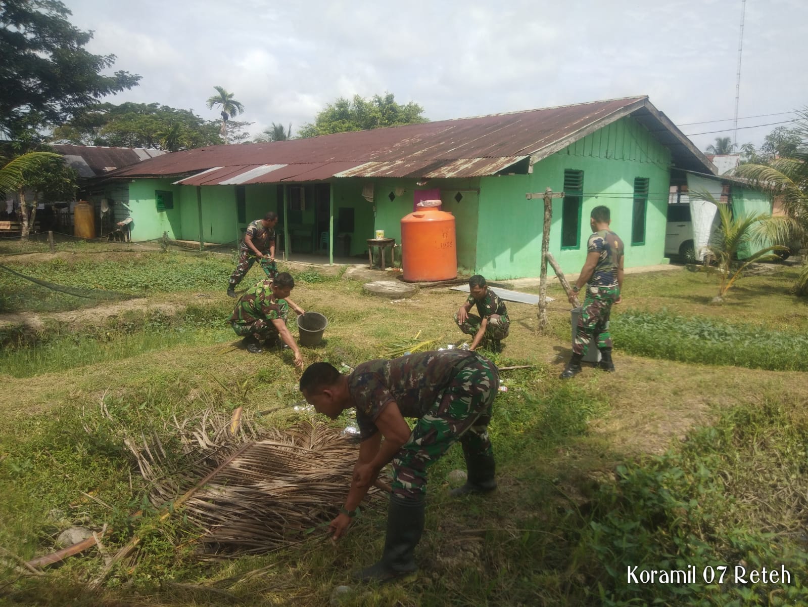 Babinsa Koramil 07/Reteh Tetap Jaga Kebersihan Kantor Koramil