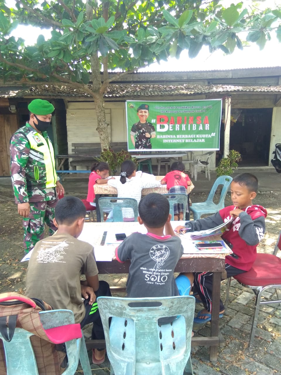 Babinsa Koramil 03/Siak Kodim 0303/Bengkalis Sediakan Wifi Gratis Belajar Daring Siswa Kurang Mampu