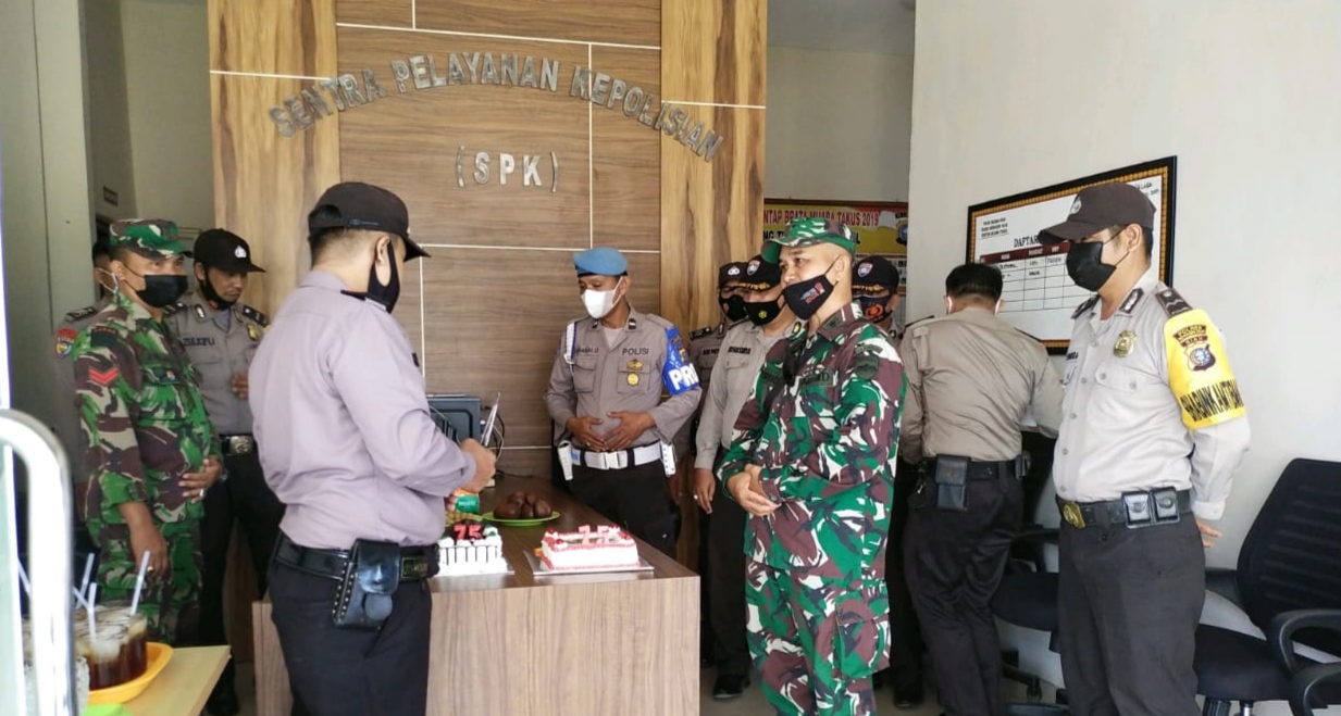 HUT Polri ke-75, Polsek Dikunjungi Jajaran Personil Koramil 12/Batang Tuaka