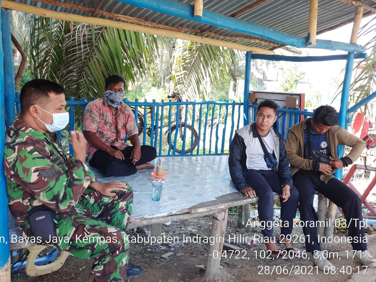 Babinsa Bayas Jaya Rutin Komsos dengan Tokoh Masyarakat