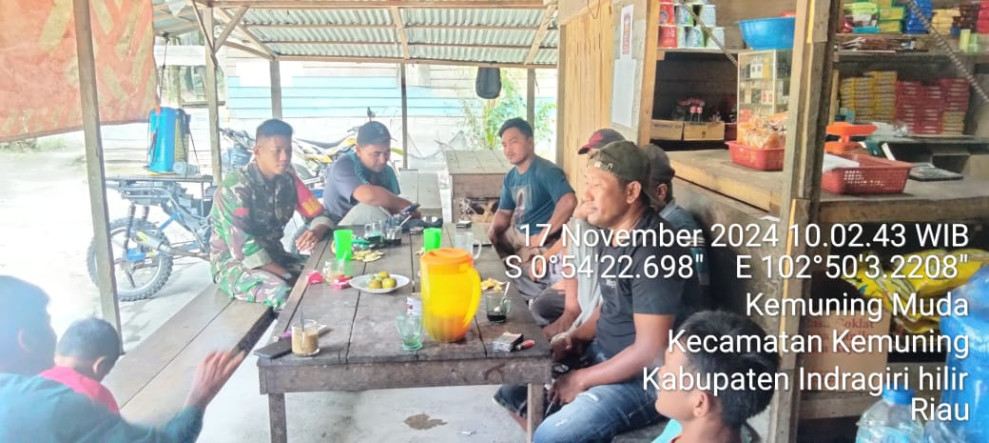 Manfaatkan Warung Kopi, Praka Rahmat Adriyanto Rutin Lakukan Komsos Bersama Warga