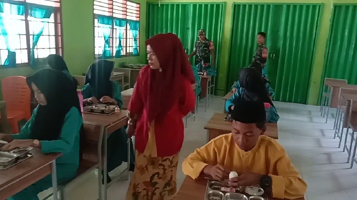 Koramil 09/Kemuning Kodim 0314/Inhil Bantu Sukseskan Kegiatan Makan Sehat Bergizi
