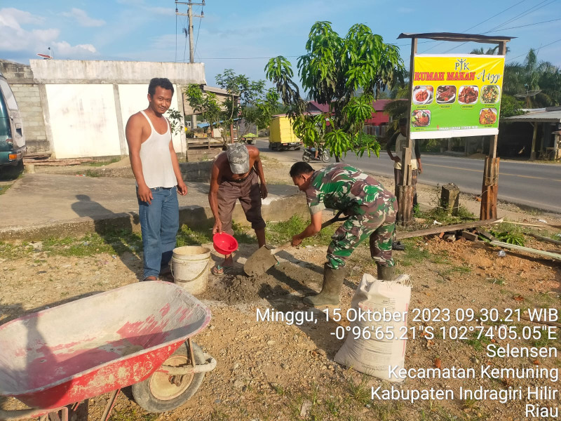 Babinsa Koramil 09/Kmg Saling Membantu Antar Sesama Guna Ciptakan Hubungan Baik