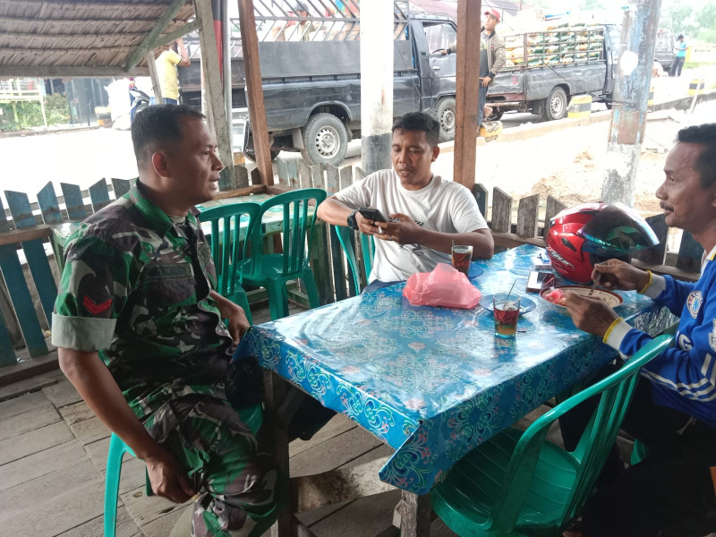 Babinsa Koramil 05/Gas Koptu Hudrizarroni Melaksanakan Komsos Bersama Warga