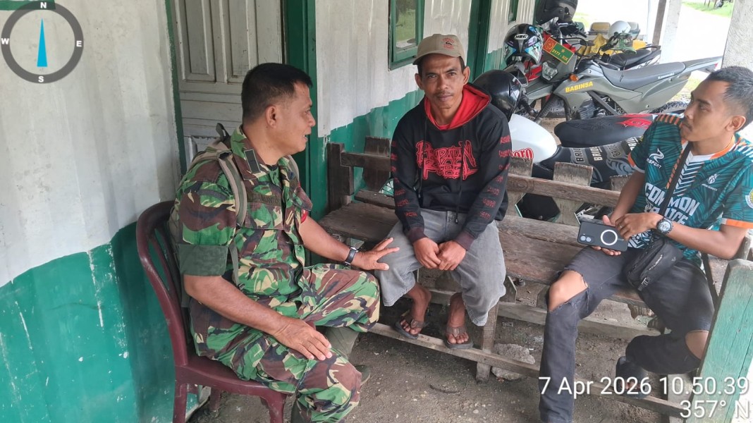 Babinsa Koramil 03/Tempuling Komsos dengan Warga dan Pantau Wilayah Binaan Secara Rutin