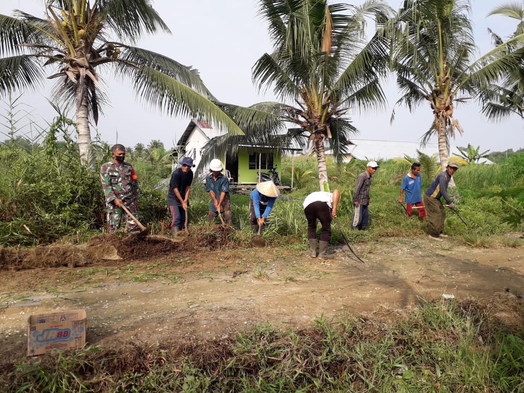 Babinsa Koramil 04/Kuindra Goro Bersihkan Kiri Kanan Jalan di Desa Teluk Dalam