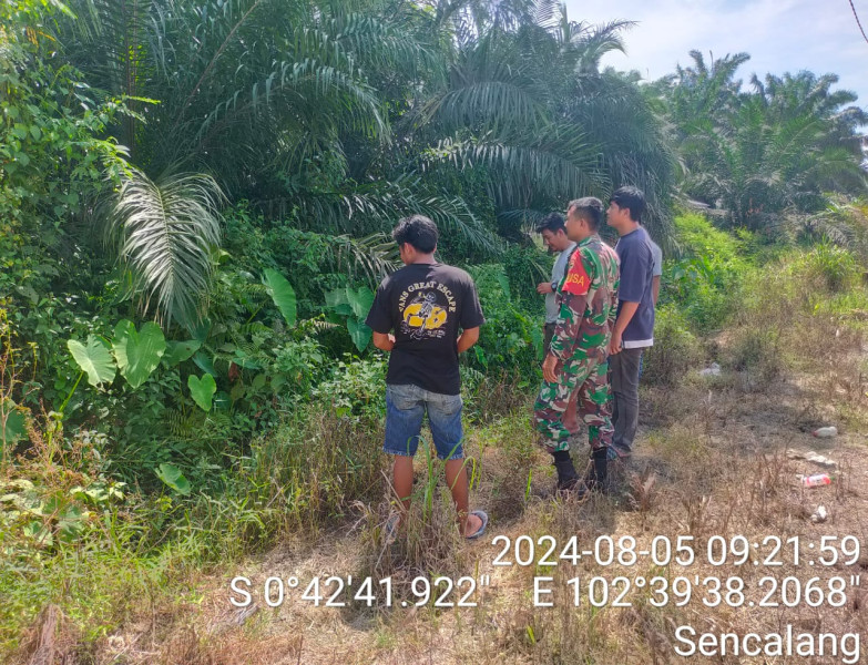 Babinsa Koramil 09/Kemuning Bersama Masyarakat Giat Lakukan Pencegahan Karlahut di Binaan