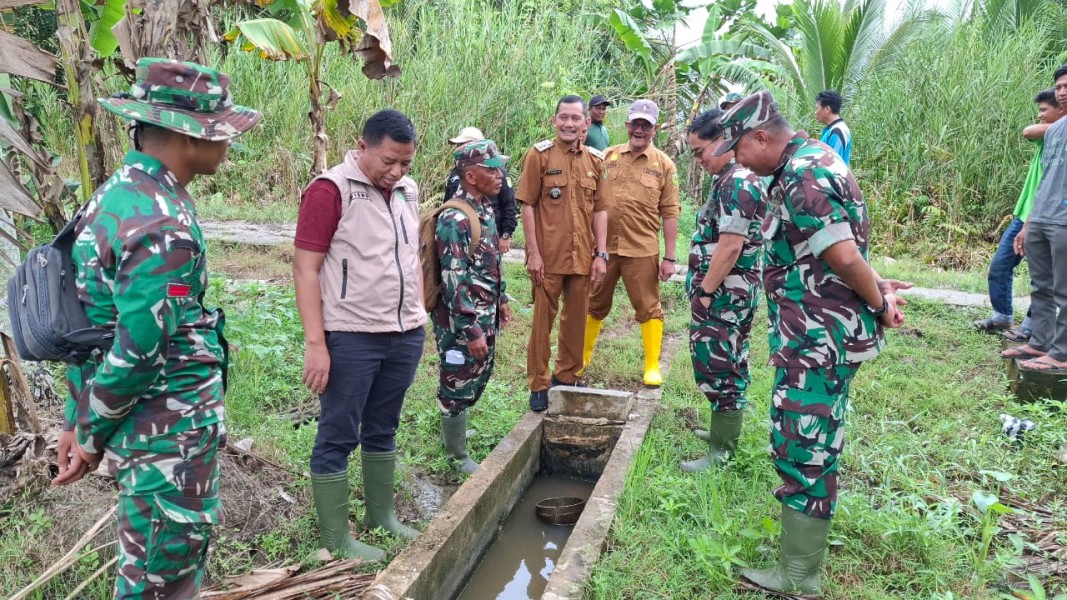 Babinsa Koramil 07/Reteh Dampingi Wakil Koordinator Pelaks Satgas Swasembada Pangan Prov Riau Kunjungi Lokasi di Sebrang Sanglar