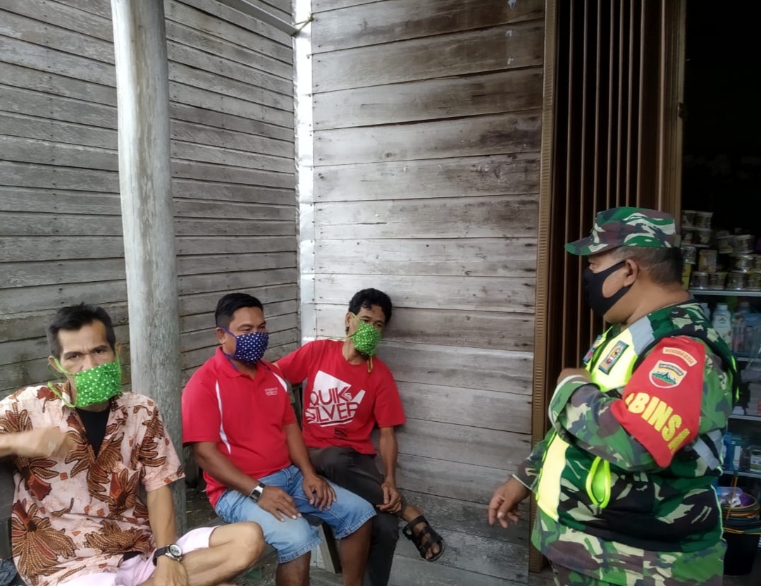 Personil Koramil 04/Kuindra Gencarkan Penegakan Protkes di Perigi Raja