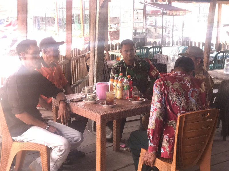 Jelang Pemilu 2024, Babinsa Koramil 05/Gas Serda Ricki Sambangi Warga di Warung Kopi Sampaikan Pesan Kamtibmas