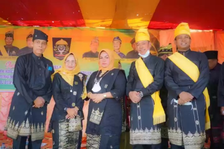 Bupati dan Wabup Rohil Dapat Gelar Datuk Setia Adat
