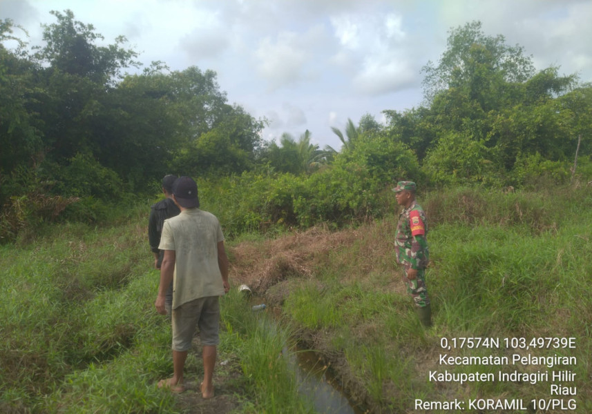 Kompak, Babinsa Koramil 10/Pelangiran Bersama Warga Laksanakan Kegiatan Patroli Karhutla