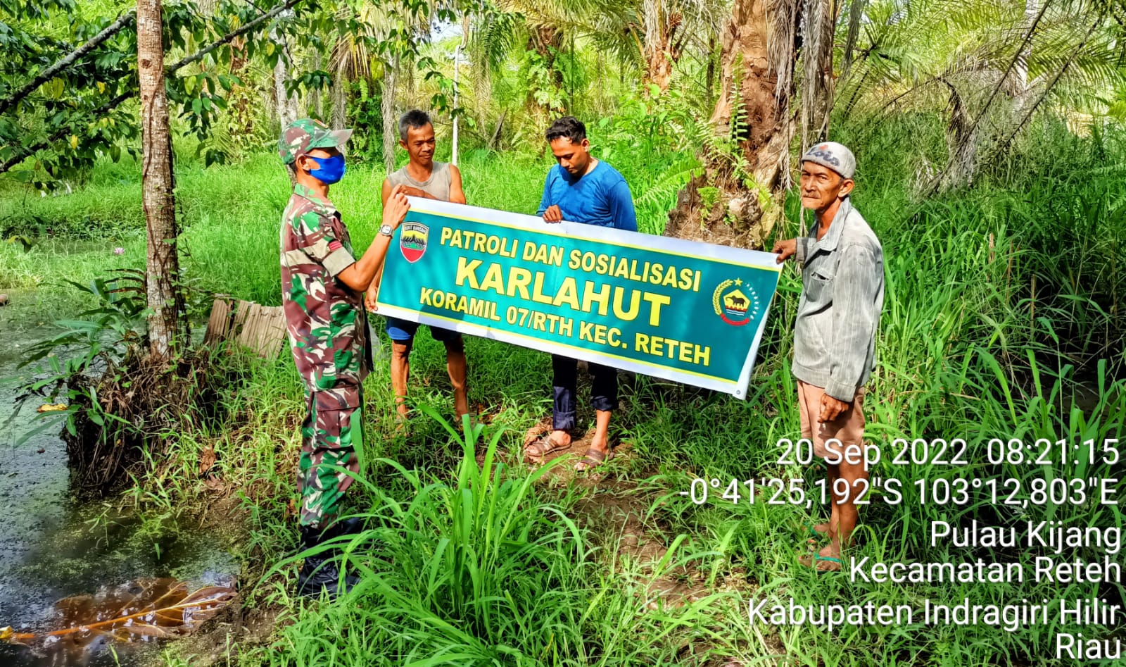 Lakukan Pembersihan Terhadap Lahan dan Hutan Bersama Babinsa Koramil 07/Reteh