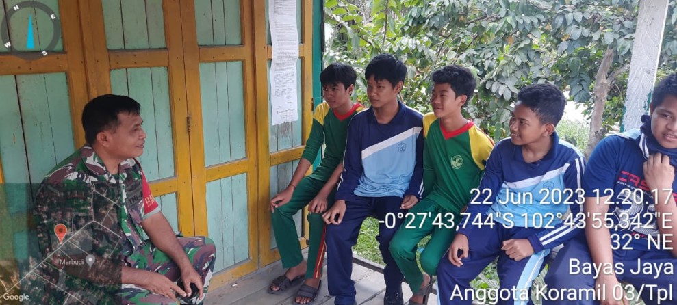 Babinsa 03/Tpl Komsos Dengan Pelajar SMP Didesa Binaan