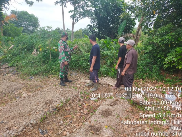 Patroli dan Sosialisasi Pencegahan Karhutla Oleh Babinsa Koramil 09/Kemuning
