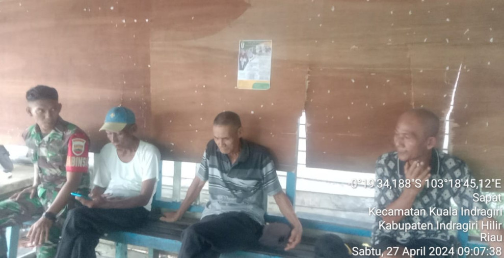 Tanamkan Jiwa Patriot Bersama Babinsa Koramil 04/Kuindra Melalui Komsos Dengan Warga