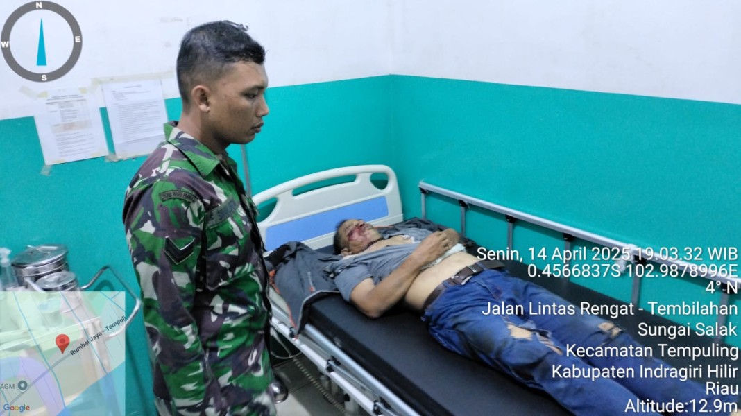 Babinsa Koramil 03/Tempuling Bantu Evakuasi Korban Kecelakaan Lalu Lintas di Tempuling