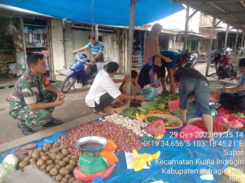 Bersama Pedagang Sayur, Koramil 04/Kuindra Berbincang Terkait Keluhan Pedagang Di Pasar