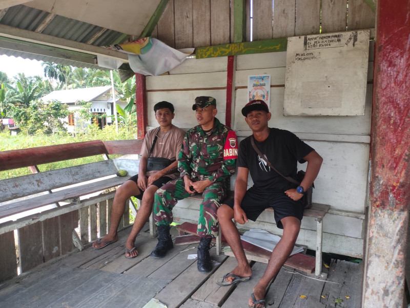 Babinsa Kopda Irawan Terus Jalin Kedekatan dan Kebersamaan Melalui Komsos