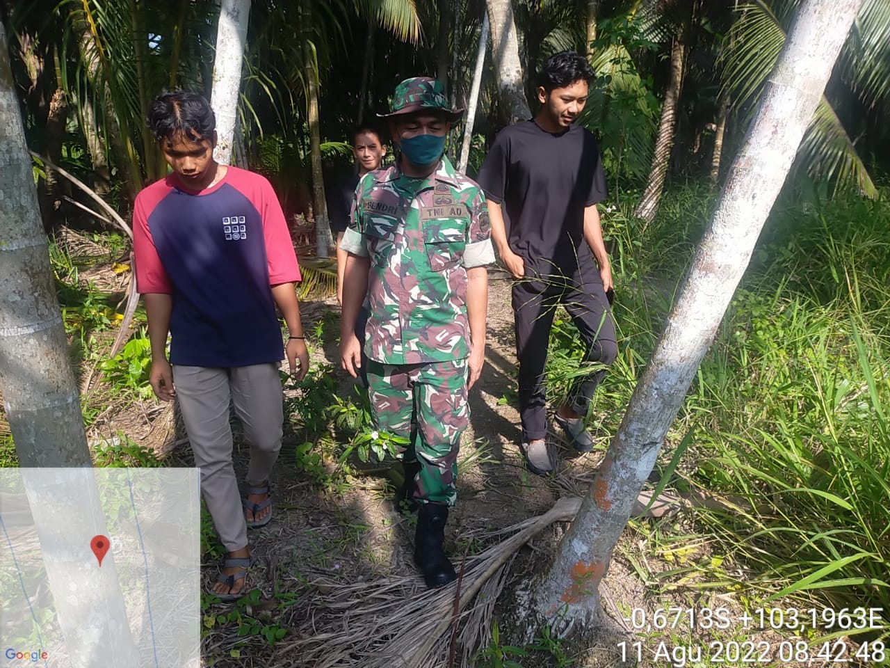 Patroli Karhutla, Babinsa Ingatkan Warga untuk Berhati-hati saat Musim Kemarau