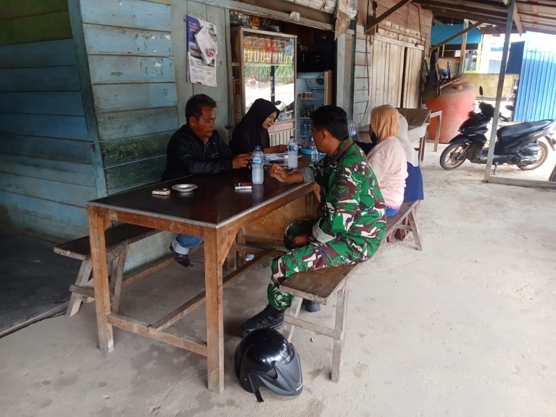 Babinsa Koramil 09/Kemuning Rutin Laksanakan Pengawasan SDM Bersama Masyarakat