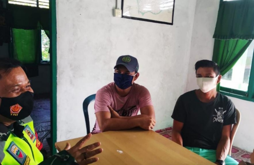 Babinsa Desa Tanjung Lajau Lakukan Komsos dengan ketua LPM dan Tokoh Masyarakat