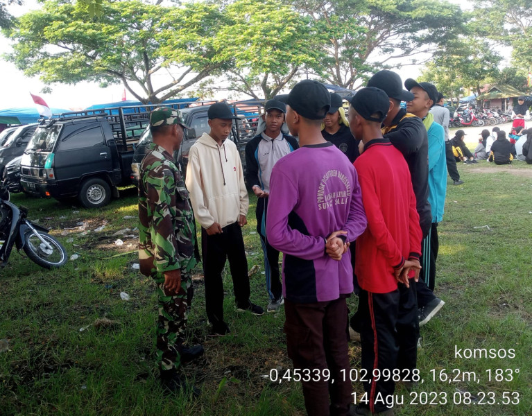 Kedekatan Babinsa Koramil 03/Tpl Dengan Anak-anak Paskibra Untuk Jalin Kebersamaan