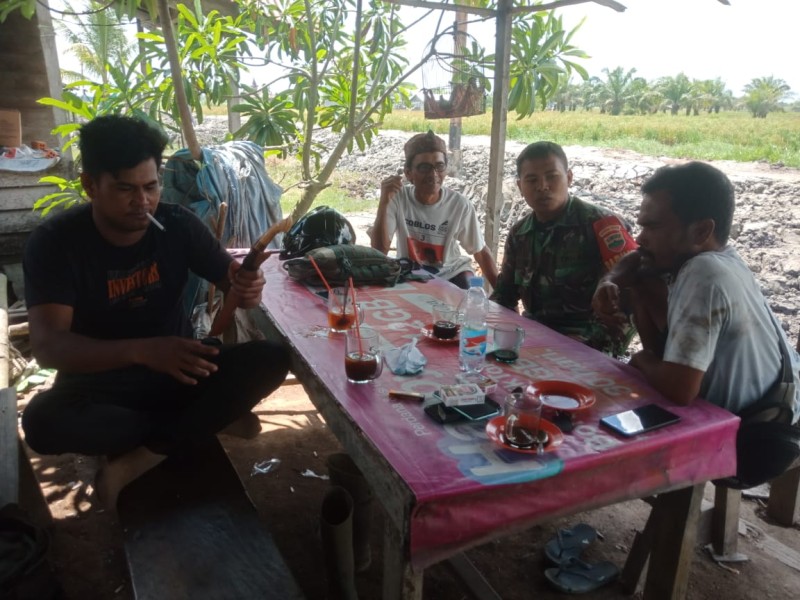 Babinsa Koramil 05/Gas Koptu Suryadi Aktif Komsos Bersama Masyarakat Jadikan Hubungan Kerja Agar Semakin Solid