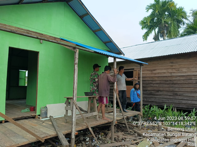 Dengan Semangat Yang Kuat, Anggota Koramil 07/Reteh Bersama Warga Terus Menyiapkan Rumah Warga Yang Di Bedah
