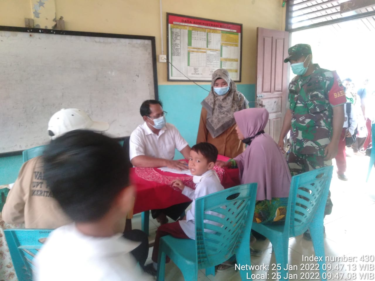 Babinsa Koramil 09/Kemuning Bantu Percepat Vaksinasi untuk Anak-anak di Dusun Sempang