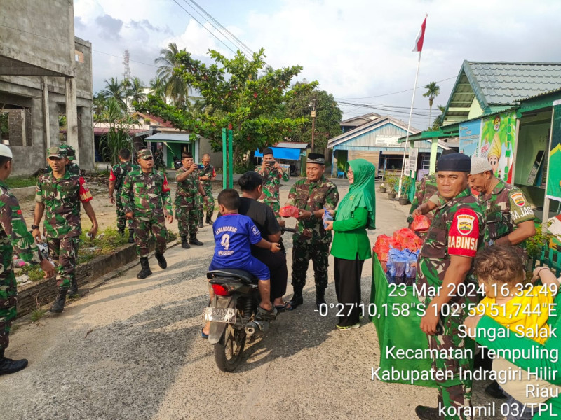 Koramil 03/Tpl Dan Persit KCK Berbagi Takjil Buka Puasa