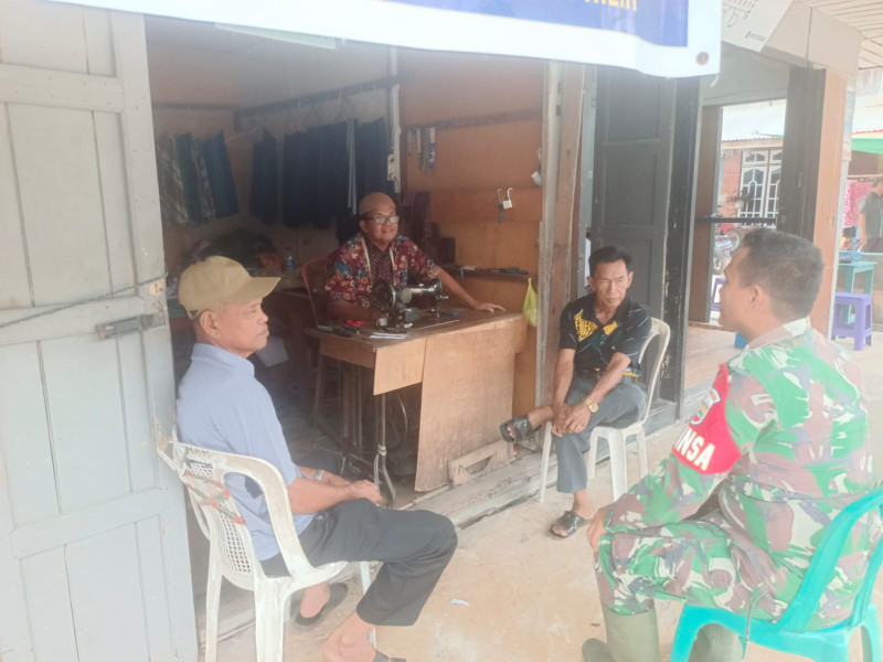 Babinsa Koramil 05/GAS Kopda Chandra Manto Kodim 0314/Inhil Komsos Bersama Pemuda dan Masyarakat